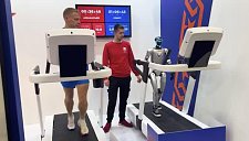 На форуме в Самаре соревнуются бегун и робот — кто быстрее?