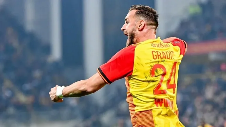 Тренировка в «Лансе» закончилась трагедией: игрок получил двойной перелом ноги