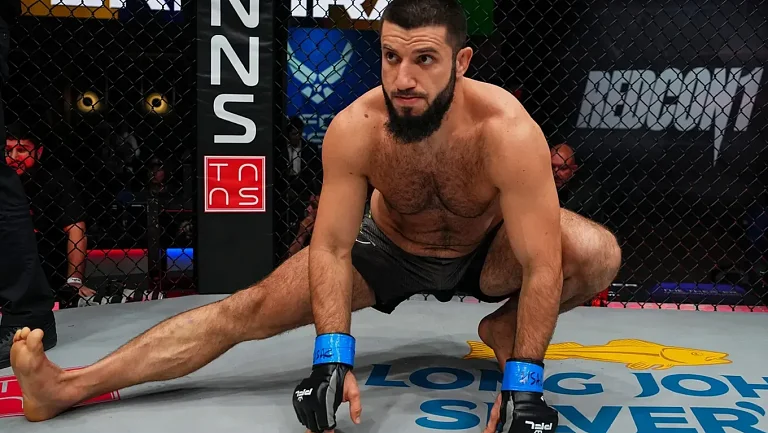 Россиянин Куниев оформил первую победу в UFC, одолев Алмейду