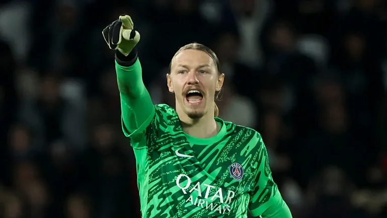 Матвей Сафонов рассказал о трудностях перелёта из Парижа в Москву