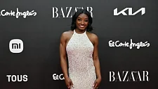 Байлз об увеличении груди: «Было ужасно больно, я не могла даже двигаться»