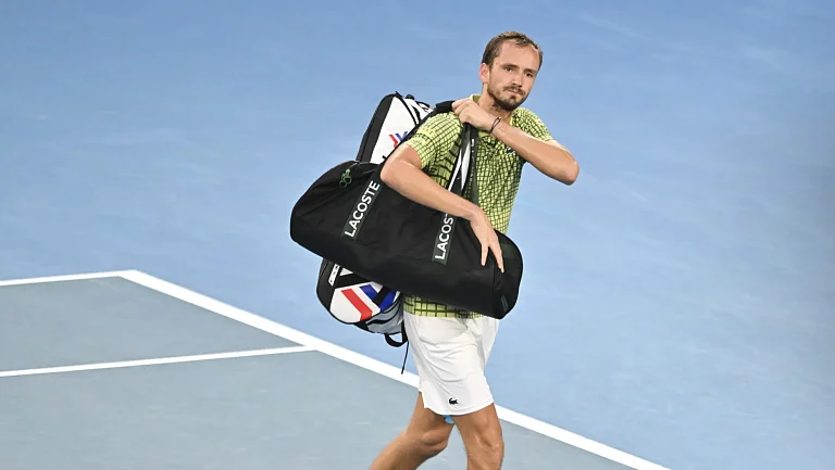 Тарпищев хочет объяснить, почему Медведев вылетел с Australian Open