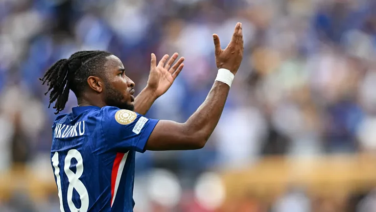 «Бавария» продолжает преследование Кристофера Нкунку, несмотря на трудности