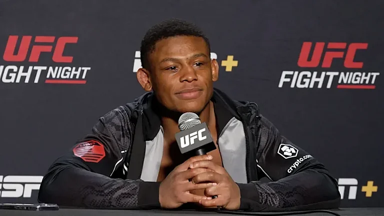 Боец UFC Кэмерон Смотерман упал в обморок после взвешивания