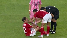 Травма в самом начале матча: игрок «Аль-Ахли» не смог сдержать слёз