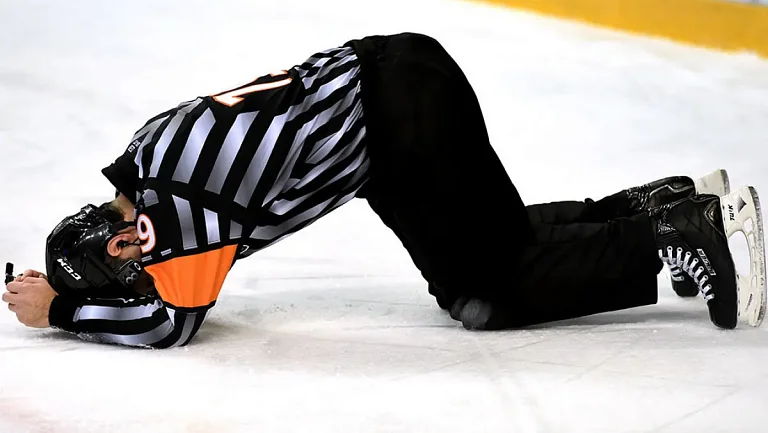 Шайба разбила лицо судье‑информатору в матче «Металлург» — «Барыс»