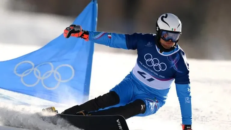 Итальянский сноубордист вышел на старт Олимпиады в шлеме с флагом России
