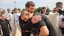 Кадыров подарил Чимаеву Maybach