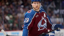 МакКиннон ведёт «Канаду» к вершине группы А после победы над «Швецией»