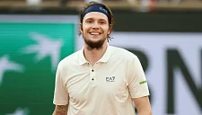 Александр Бублик показал фото с женой возле ёлки перед стартом сезона-2026