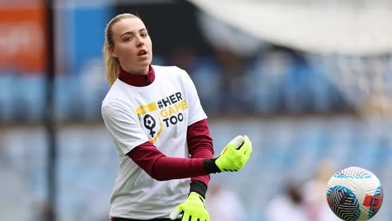 «Ноттингем Форест» подписал контракт с Софией Пур