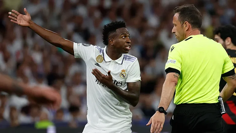 Винисиус устроил протест в адрес арбитра после забитого мяча