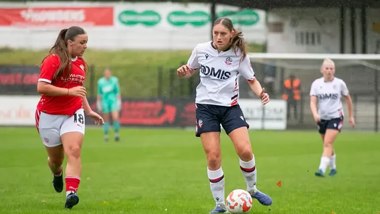 Женская команда «Уондерерс» сыграла вничью с «Кру Александра» 