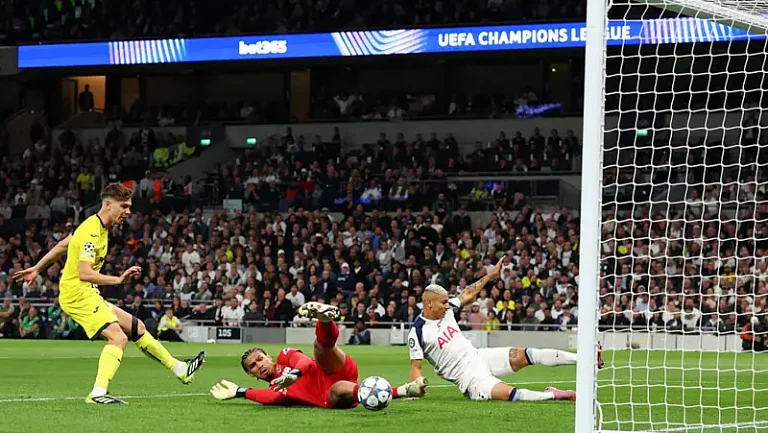 «Тоттенхэм» победил «Вильярреал» благодаря автоголу Жуниора