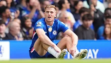 Лиам Делап покидает поле с травмой в матче «Челси» против «Фулхэма»