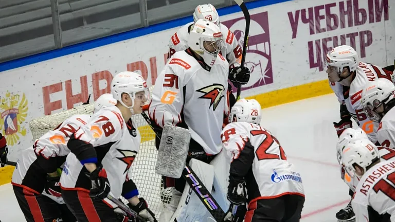 Глеб Бурлака помогает «Омским Ястребам» выиграть у «Ладьи» со счётом 4:1