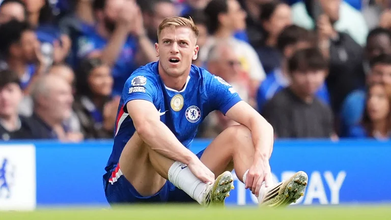 Лиам Делап покидает поле с травмой в матче «Челси» против «Фулхэма»