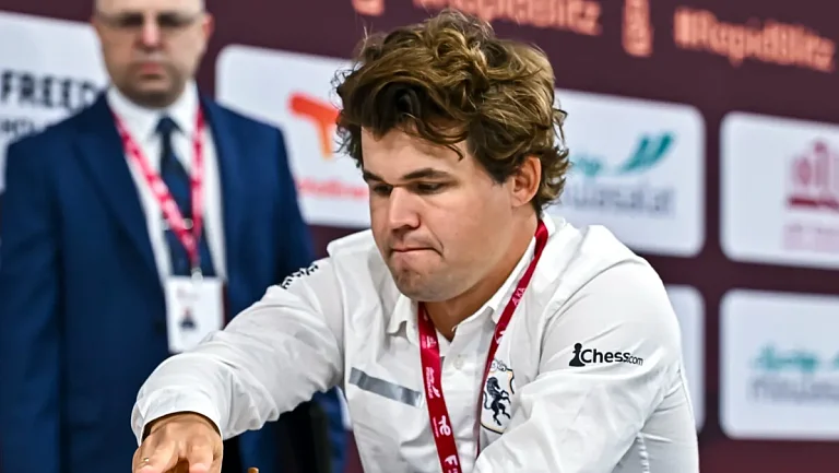 Карлсен получил техническое поражение на ЧМ по блицу из-за сбитых фигур