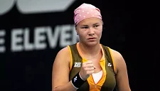 Шнайдер вышла в четвертьфинал в Аделаиде после трёхсетового матча с Синяковой