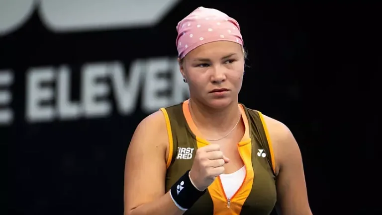 Шнайдер вышла в четвертьфинал в Аделаиде после трёхсетового матча с Синяковой