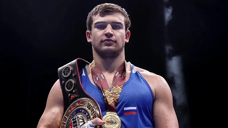 Давид Суров выиграл нокаутом в первом бою на профессиональном ринге