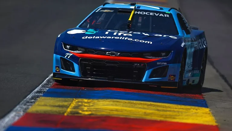 Пилоты NASCAR устроили перепалку из-за взаимных помех на трассе