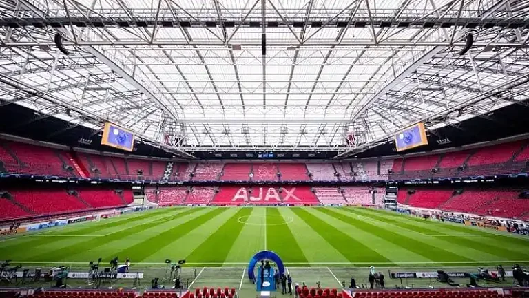 Мужчина продавал болельщикам «Аякса» несуществующие билеты