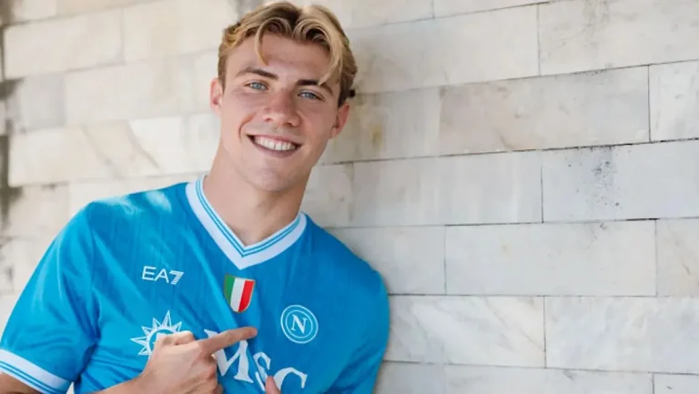 Хойлунд высказался о ранней замене де Брёйне в матче с «Манчестер Сити»